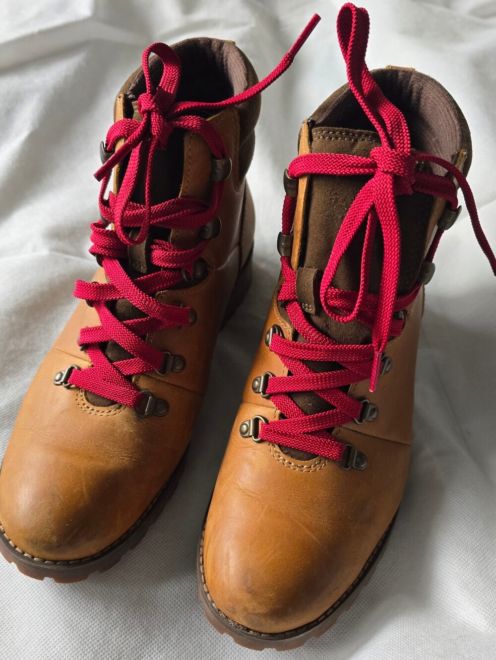 Timberland MidHiker Tan Leather Boots with Red Laces Size 8